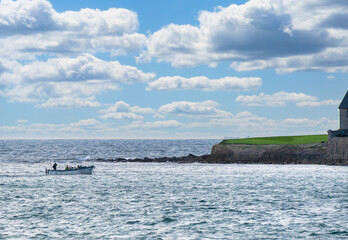 St. Michaelˋs Mount in Cornwall schöne Insel mit Schloß 
Kleines Fährschiff bringt die Besucher...