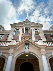 Obraz premium Hong Kong University Main Hall, one of the famous heritage building landmark in Hong Kong, as a british colonial heritage. Preserved well with palm trees, gardens, intricate and ornamental details.