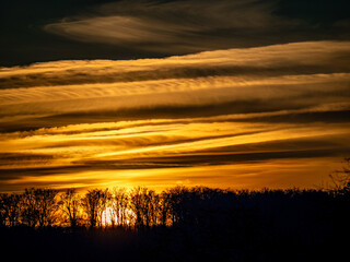 Abendhimmel in winterlicher Landschaft
