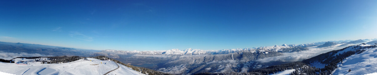 Fototapeta na wymiar Vue panoramique en drone depuis la montagne du Semnoz, Haute-Savoie, France.