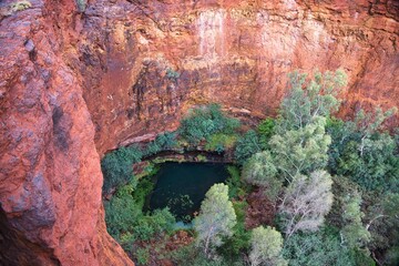 Steep and impressive Joffre Gorge von a lookout point. Famous Joffre Gorge in Karijini National...