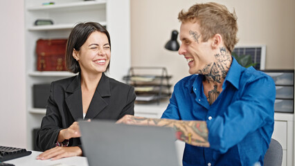 Obraz premium Two business workers working and speaking at the office