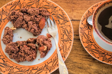 traditionelle sbrisolona aus mantua mit tasse kaffee