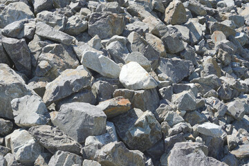 積み上げられた灰色の岩の中の白い石