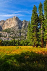 Gardinen Cook's Meadow, Lost Arrow Spire and a dry Yosemite Falls in late summer, Yosemite National Park, California, USA. © Pedro