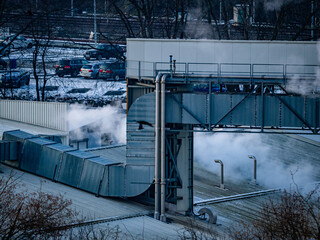 Rauchende Industrieschornsteine im Winter