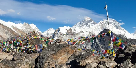 Papier Peint photo Lhotse Mount Everest and Lhotse with buddhist prayer flags