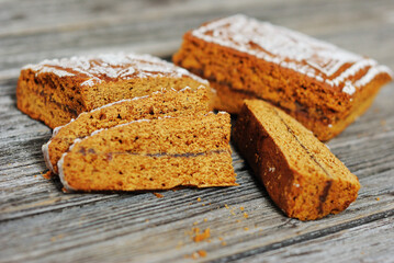 slices of gingerbread