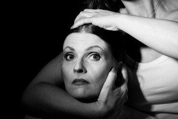 Schwarz-Weiß Portrait, Kopf einer hübschen Frau, in Arme einer person 