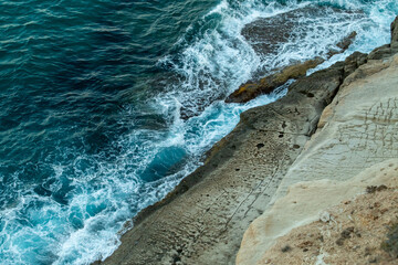Olas batiendo los acantilados en Las Negras, Almería, España. Paisaje costero del Parque Natural...
