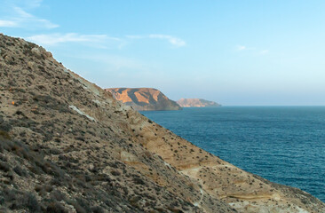 Litoral junto al sendero de La Molata en Las Negras, Almería, España. Acantilados del Parque Natural Cabo de Gata a orillas del mar Mediterráneo.