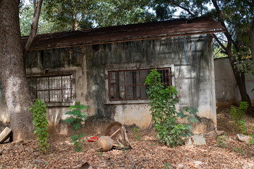 bâtiments en ruine dans la manufacture des Arts Décoratifs de la ville de Thiès au Sénégal en Afrique