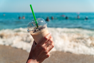 Mrożona kawa na Tureckiej plaży, wakacje na riwierze Tureckiej