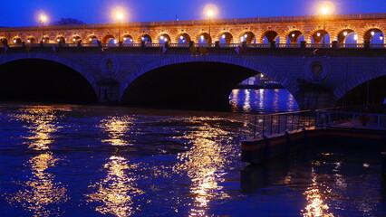 Reflexion de lumière sur la Seine, la nuit, ciel bleu foncé, surface eau, en plein centre ville,...