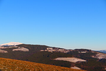 die Felder der buckligen Welt mit Blick auf den Schneeberg