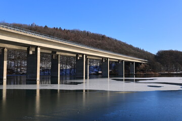 Fototapeta premium Blick auf die Autobahnbrücke über den zugefrorenen Seilersee in Iserlohn im Sauerland