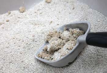 Cat litter box with a scoop