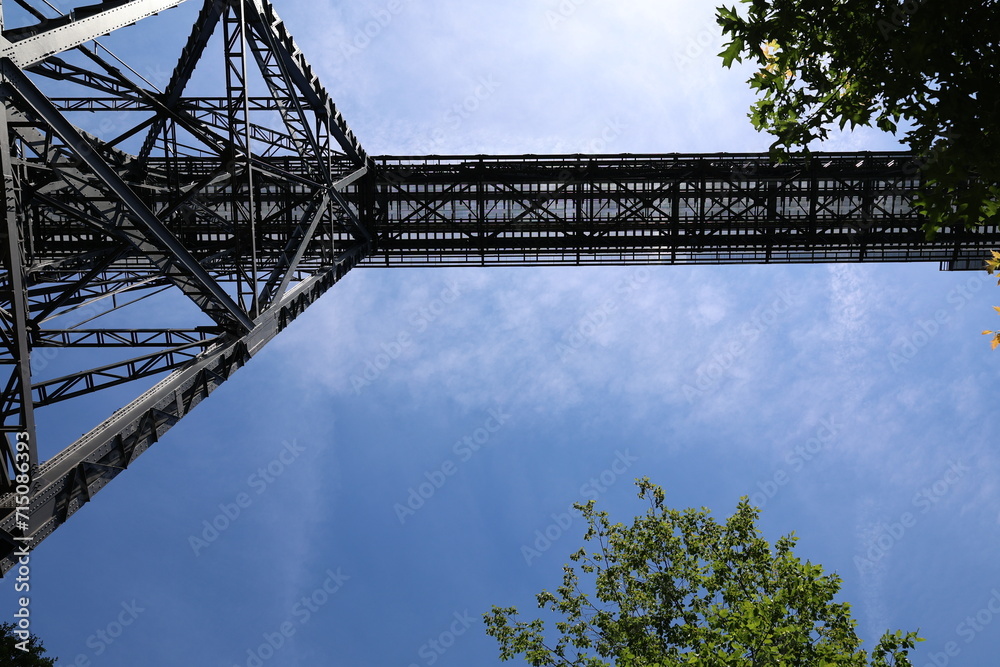 Poster blick auf die müngstener brücke, die höchste eisenbahnbrücke deutschlands bei solingen in nordrhein-