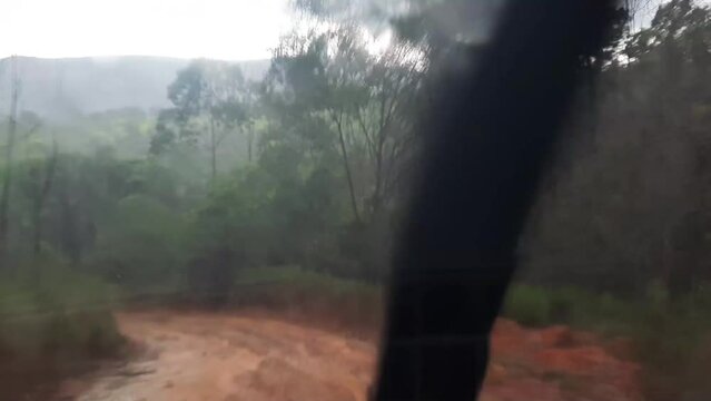 time lapse dirigindo na chuva em estrada de terra na cidade de Boa Esperan&ccedil;a, Estado de Minas Gerais, Brasil