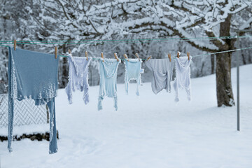 Gefrorene Wäsche, Wäscheleine im Winter