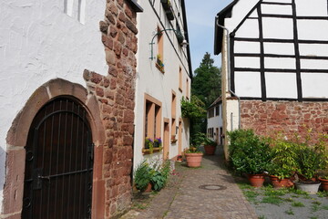 Fototapeta na wymiar Gasse in der Altstadt von Ottweiler im Saarland