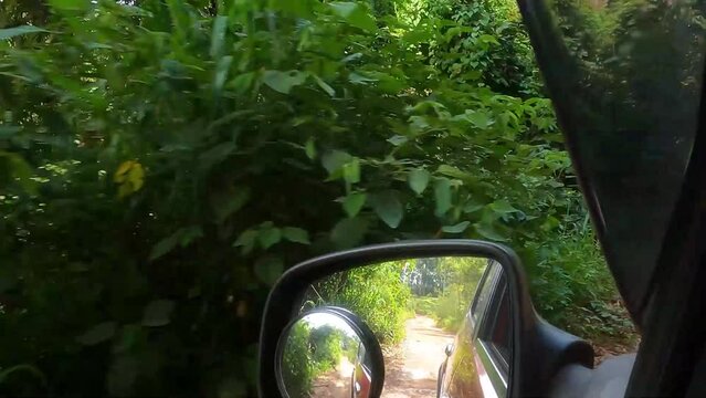 vista a partir de um retrovisor de carro em movimento em estrada de terra na cidade de Boa Esperan&ccedil;a, Estado de Minas Gerais, Brasil