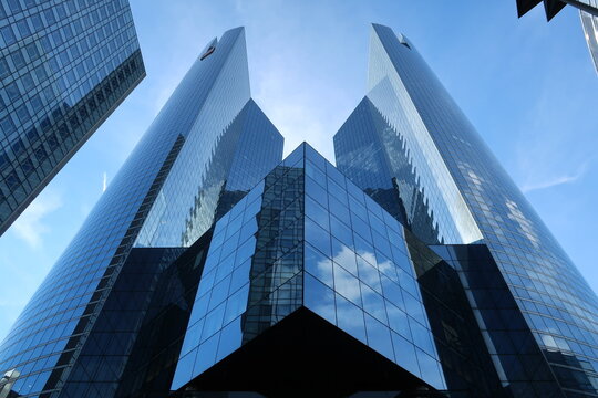Si&egrave;ge social de la banque Soci&eacute;t&eacute; G&eacute;n&eacute;rale, c&eacute;l&egrave;bre entreprise fran&ccedil;aise, tours Chassagne et Alicante, c&eacute;l&egrave;bre gratte-ciel du quartier d&rsquo;affaires de La D&eacute;fense, pr&egrave;s de Paris &ndash; septembre 2023 (France)