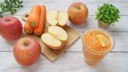 果物と野菜のスムージー・イメージ｜リンゴと人参