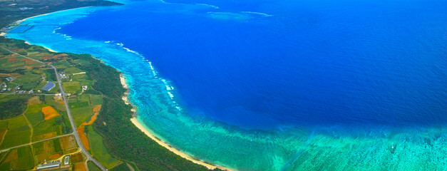 宮古島空撮。飛行機から見た宮古島の珊瑚礁と東海岸線の景観
 - obrazy, fototapety, plakaty