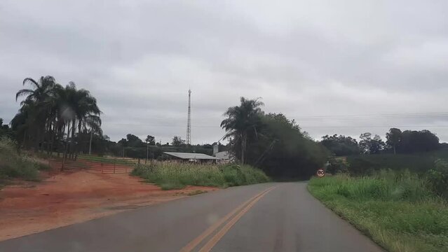 time lapse dirigindo em estrada de terra na cidade de Ilic&iacute;nea, Estado de Minas Gerais, Brasil