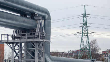 Naklejka premium pipeline and power lines against the background of a gray sky