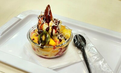 Fresh fruit salad with ice cream 