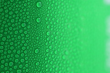 water drop on green beverage cans background, texture of cold aluminium drink package - obrazy, fototapety, plakaty