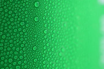 Foto op Plexiglas water drop on green beverage cans background, texture of cold aluminium drink package © sutichak