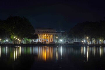 Fototapeta na wymiar night view of the city with water reflection