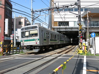 池上駅に入線する東急池上線の電車（東急1000系1500番台）