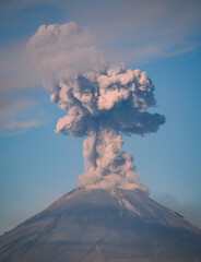 Detalle de una fumarola del volcán Popocatépetl
