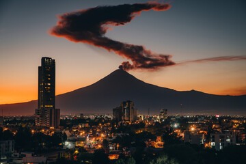 Gran fumarola sobre el Popocatepetl durante el atardecer - obrazy, fototapety, plakaty