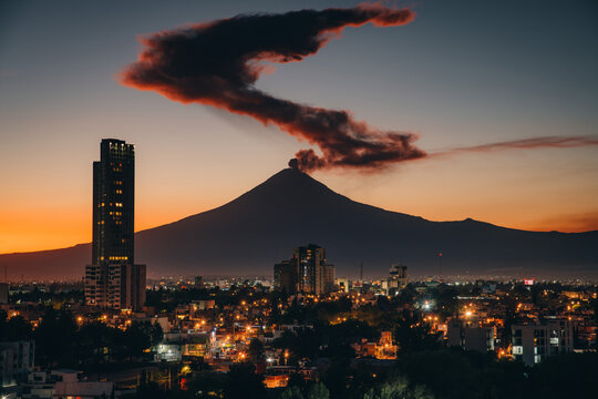 Gran fumarola sobre el Popocatepetl durante el atardecer