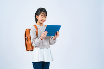 タブレットを持つ女子小学生