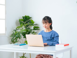 ノートパソコンを使う女の子