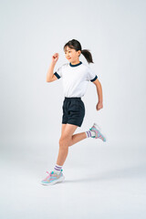 走る体操服を着た女の子