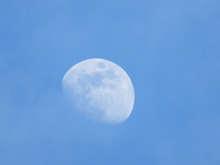 お昼の青空に浮かぶ月
