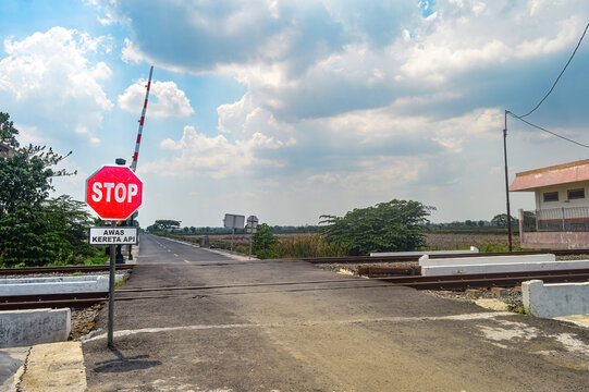 a deserted railroad crossing with no vehicles passing by.
