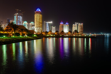 Obraz premium A view of Doha skyscrapers at night