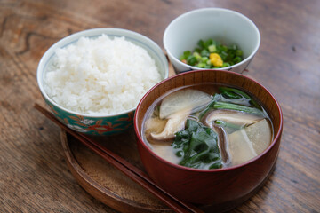白米と大根と椎茸とほうれん草のお味噌汁と納豆のシンプルな和朝食