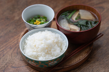 白米と大根と椎茸とほうれん草のお味噌汁と納豆のシンプルな和朝食