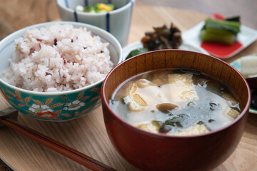 雑穀米のごはんと油揚げとわかめとしめじのお味噌汁と納豆とお漬物