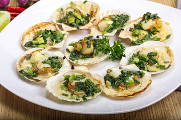Grilled scallops with green onion