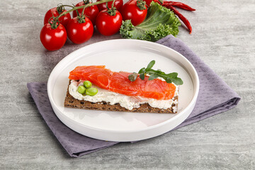 Crispy bread with salmon and cream cheese